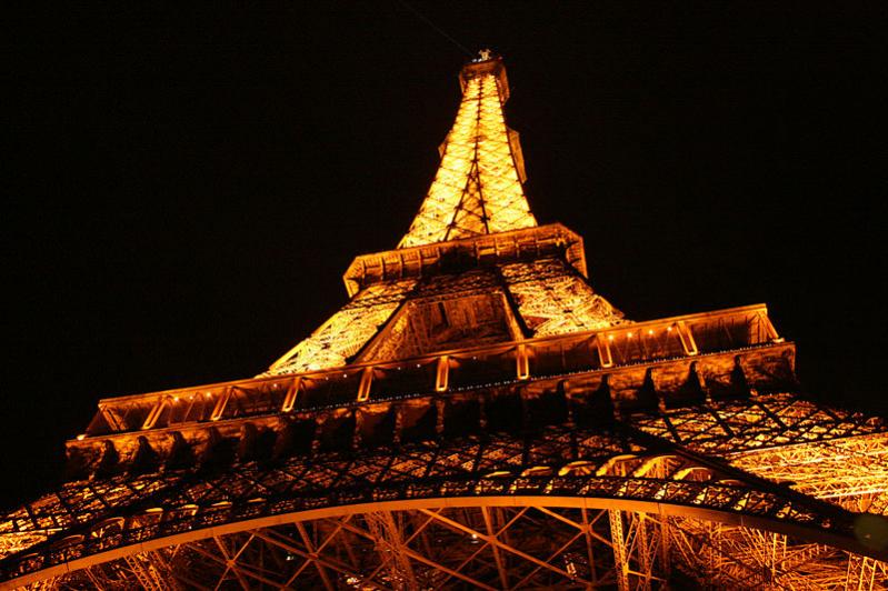 800px-Eiffel_tower_from_bottom_by_night-Paris.jpg