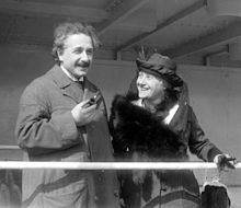 220px-Einstein_Albert_Elsa_LOC_32096u.jpg