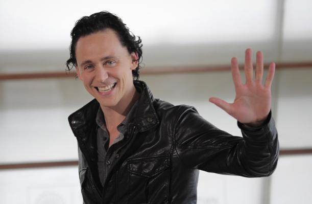 Tom-Hiddleston-Waving-.jpg